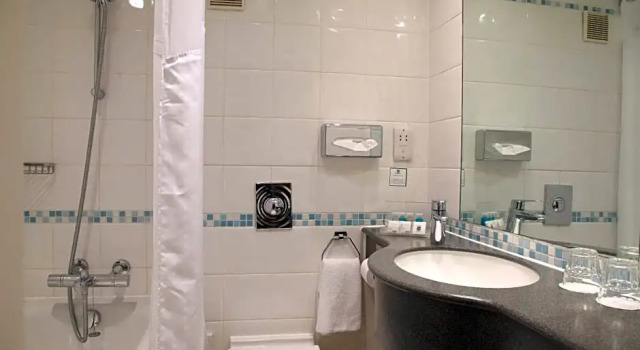 Четырёхместный номер Standard Holiday Inn London Brent Cross