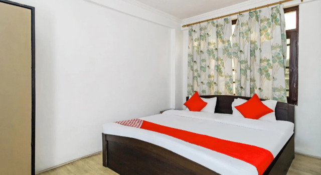 OYO 26454 City Star Hotel & Restaurant, Забронировать Отель Сринагар Jammu & Kashmir Ski, рядом с Lal Chowk Ghantaghar