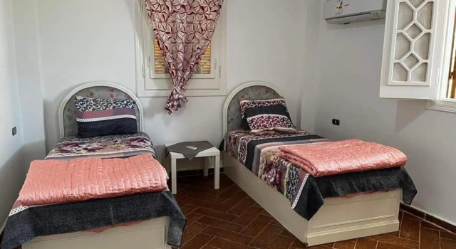 5 bdr family villa with private pool and new AC, 5 min from beach, Varaa Villa Hotellit Aleksandria pysäköinnillä, Pysäköinti
