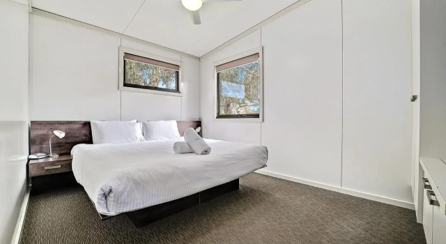 Ecocrackenback 13 'Sustainable, luxurious chalet close to the slopes.'