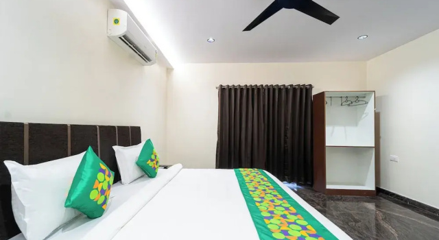Номер Deluxe с балконом Treebo Grand Royale Eco Residency with Pool