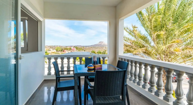 Stylish & Bright Vacation Home - Unique Mountain View ?