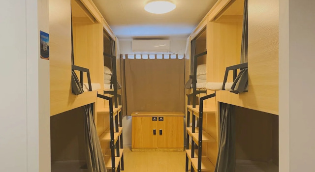 Кровать в общем номере (мужской номер) Hidden Garden Youth Hostel -Oriental Pearl &Lujiazui -Garden Social Area -Bar -Café -Free Laundry Luggage Storage -24H Front Desk -English Service