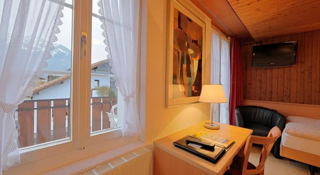 Standard Kolmen hengen huone parvekkeella Hotel Rössli