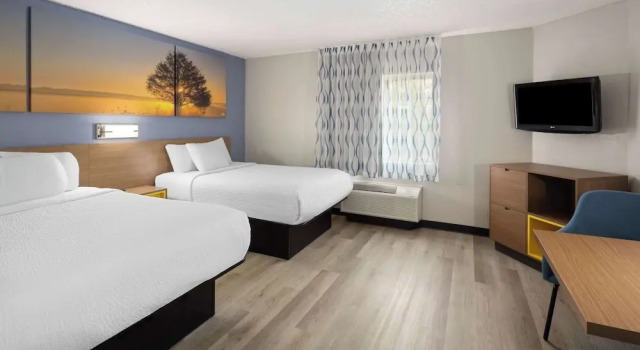 Четырёхместный номер Standard Days Inn & Suites by Wyndham Green Bay WI