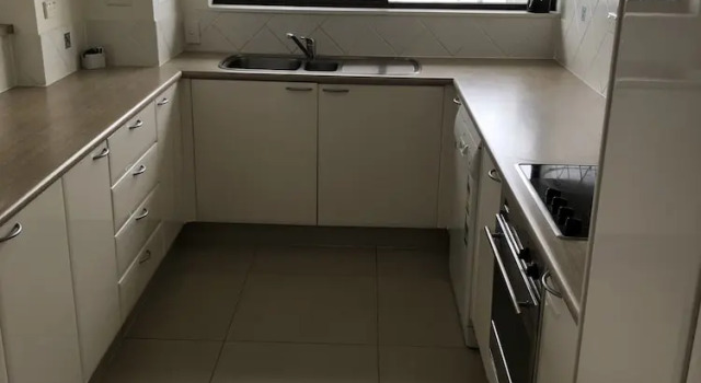 Апартаменты Standard Surfers Century Oceanside Apartments