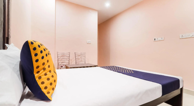 SPOT ON 63000 Hotel S.s. Plaza, Забронировать Отель Отели Бантра-Сикандарпур с парковкой, Парковка