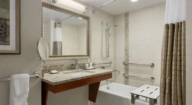 Двухместный номер Mobility / Hearing Accessible Bathtub Marriott New York JFK Airport