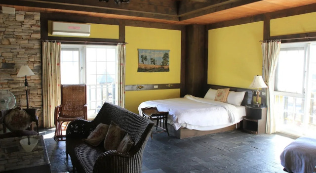 Четырёхместный номер Standard с балконом и с видом на горы Provence Rose Lodge