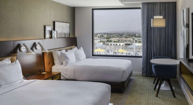 Четырёхместный номер Standard с видом на бассейн Hilton Buena Park Anaheim