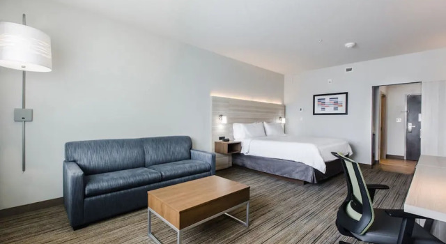 Двухместный люкс Holiday Inn Express & Suites Edmonton N - St Albert by IHG