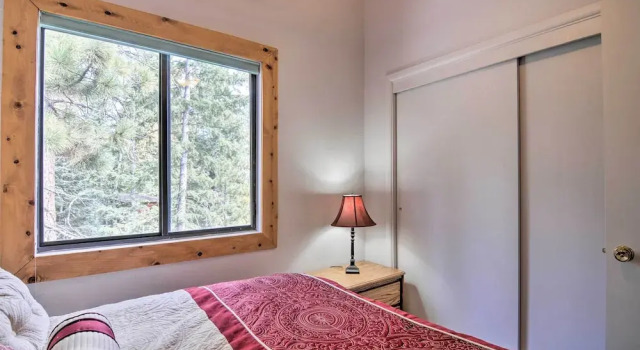 Duck Creek Village Cabin w/ Deck on Half Acre, Rezerwuj Hotel Duck Creek Village Kane County