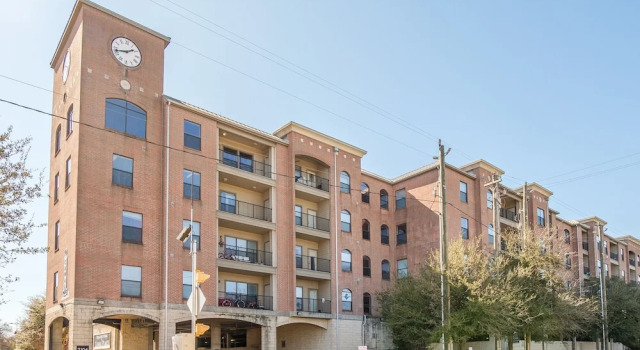 1 and 2 BR Apts in Downtown by Frontdesk
