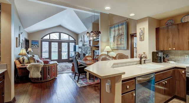 Номер Standard 2br Condo In Arrowhead Village - 5 Minute Walk To Chairlift, Mountain Views! 2 Bedroom Condo by RedAwning