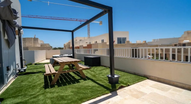 Sannat Penthouse Retreat Hot Tub Outdoor Lounge