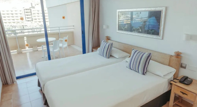 Семейный номер Standard с балконом и с видом на сад Hotel LIVVO Lago Taurito & Aquapark