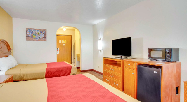 Четырёхместный номер Standard Econo Lodge Inn & Suites Albuquerque East I-40 Eubank Exit