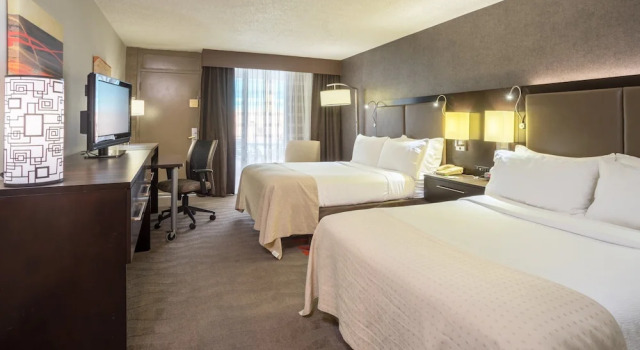 Четырёхместный номер Standard с балконом и с видом на бассейн Holiday Inn Harrisburg I-81 Hershey Area by IHG