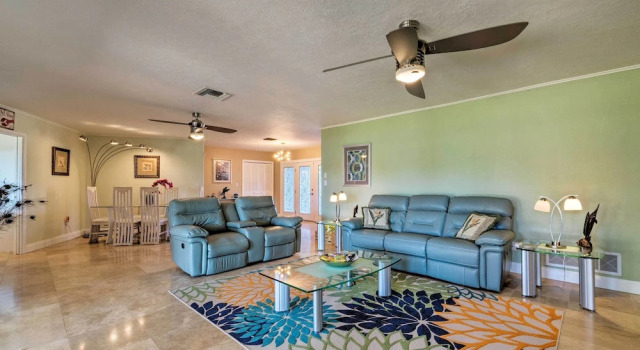 Bayfront Florida Retreat w/ Boat Lift & Fire Pit!, Réserver Maison de vacances Crystal River 
