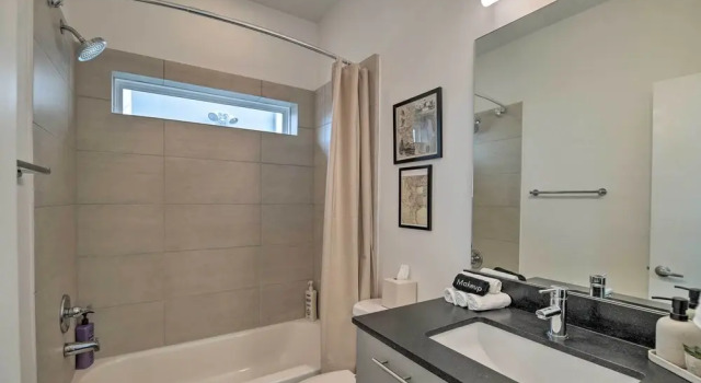 Апартаменты Downtown Houston Townhome w/ Balcony + Yard!