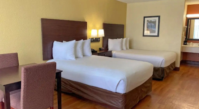 Четырёхместный номер Standard Отель Greenville Airport Inn