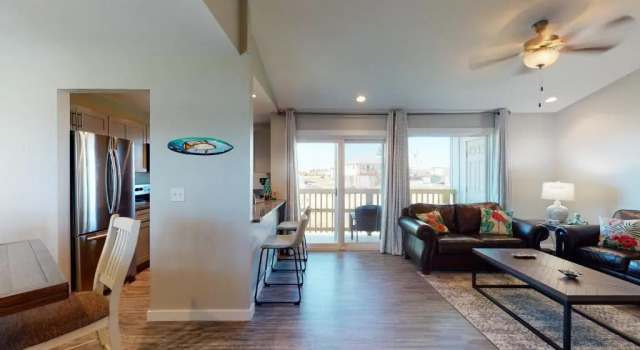 AH-D215 Newly Remodeled 2nd Floor Condo, Shared PoolHot Tub, Near Marina