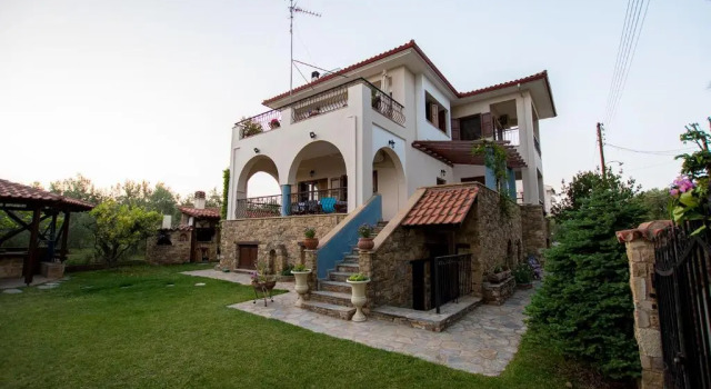 Коттедж Rustic, luxurious,garden villa 70m from the sea