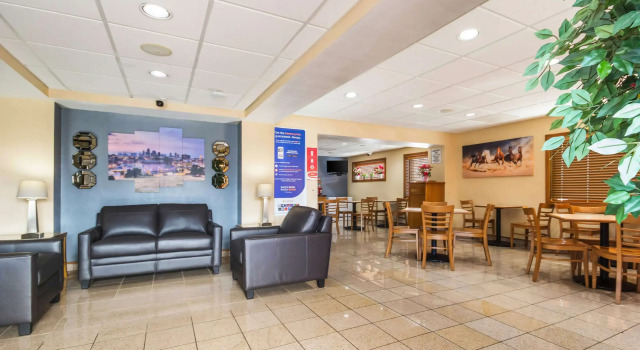 Econolodge Inn & Suites