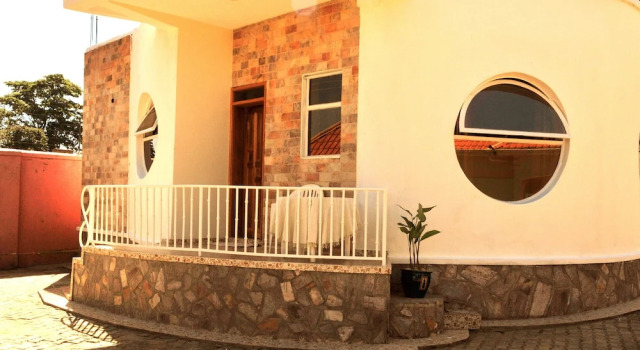 Коттедж с балконом Victoria Lake View Guesthouse & Safaris