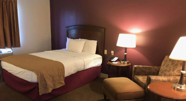 Двухместный номер Standard AmericInn by Wyndham Mitchell