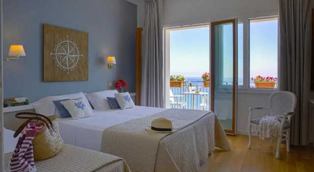 Трёхместный номер Standard с балконом и с видом на море Hotel Punta Nord Est
