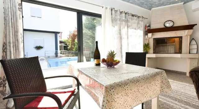Bright Studio Apartment With Pool View, Prenota Appartamento Valbandon Istria