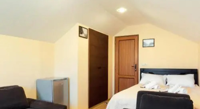 Guest house Qalaveri, Забронировать Гостевой дом Отели Тбилиси с парковкой, рядом с Парк Рике, Парковка