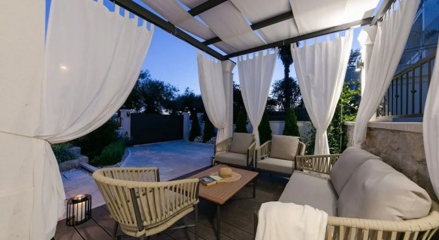 Villa Bante - Luxury Stone House, Rezerwuj Willa Hotele w Split-Dalmatia County z parkingiem, Parking