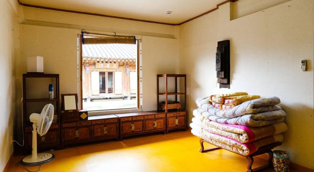 Jeonju Hanok Living Experience Center, Забронировать Отель Чонджу Чолла-Пукто, рядом с Конфуцианская школа хянгё в Чонджу