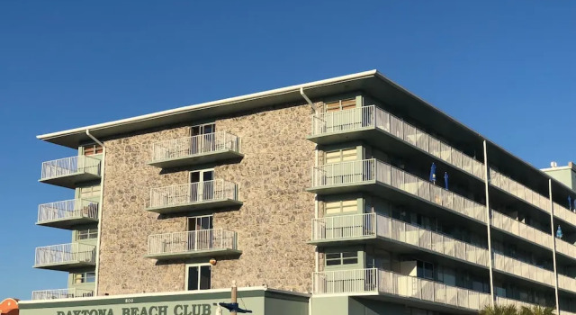 Daytona Beach Club Studios, Забронировать Отель Отели Дейтона-Бич с парковкой, рядом с Базилика Святого Димитрия, Парковка