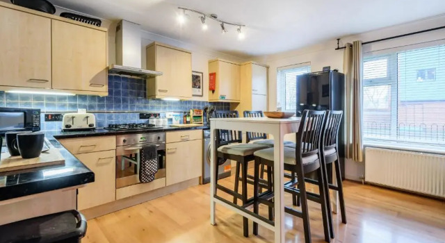Stylish 2 Bedroom Apartment Central Exeter Parking on Site
