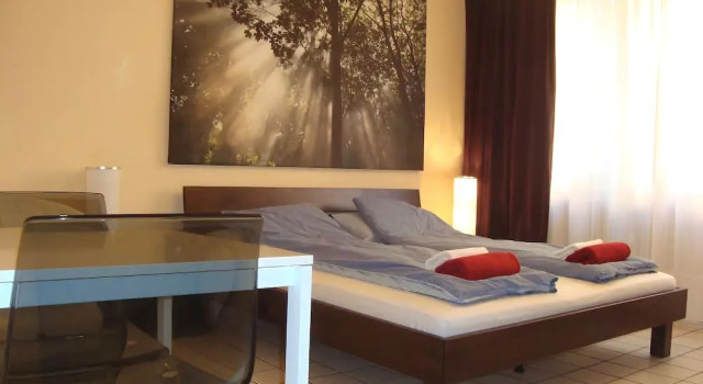 Bermuda Triangle B&B, Book Bed and Breakfast Eil Cologne