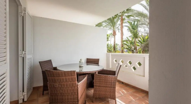 Апартаменты с балконом Beach Front apartment in Puerto Banus