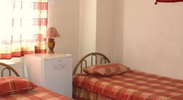 Кровать в общем номере Farah Hotel