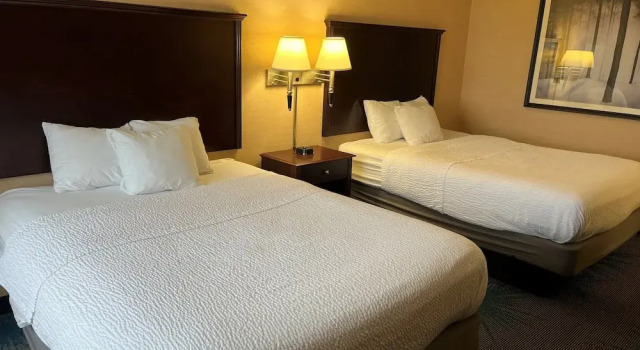 Четырёхместный номер Standard с видом на озеро Days Inn by Wyndham Duluth Lakewalk