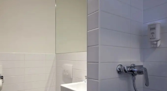 Четырёхместный семейный номер Standard easyHotel Amsterdam City Centre South
