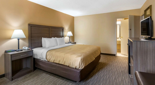 Двухместный люкс Quality Inn & Suites Hanes Mall