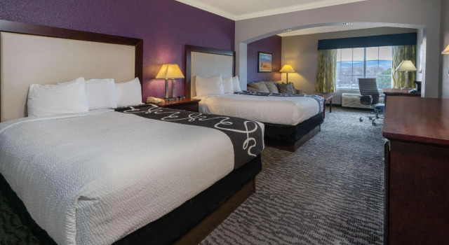 Четырёхместный номер Executive La Quinta Inn & Suites by Wyndham Loveland Estes Park