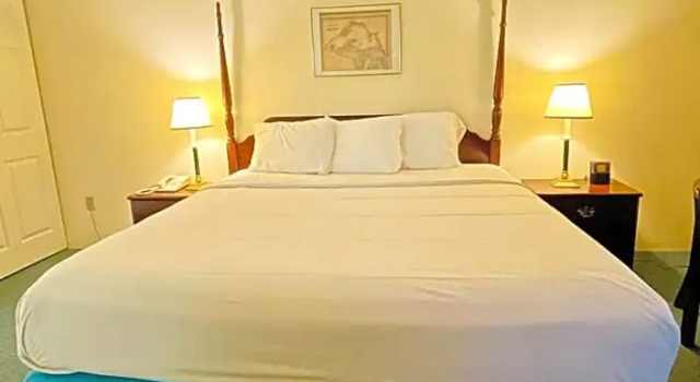 Suite Up North Hotel (formerly Voyager Inn)