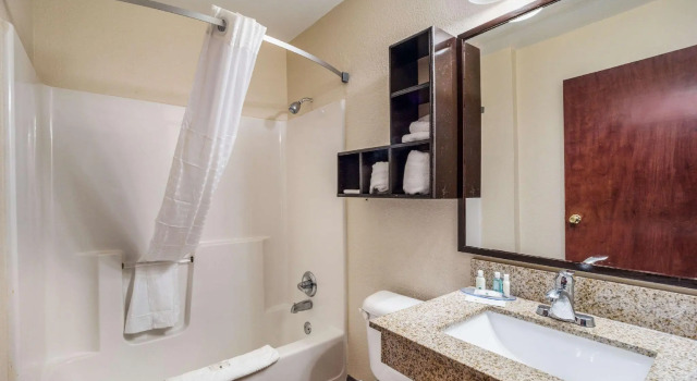 Четырёхместный номер Standard Quality Inn & Suites Augusta Fort Gordon Area