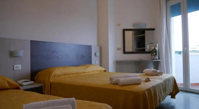 Трёхместный номер Standard с балконом Hotel Monaco