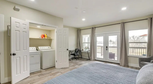 7 Mi to Kemah Boardwalk: Waterfront Houston Condo, Rezerwuj Apartament Hotele w Nassau Bay z parkingiem, Parking