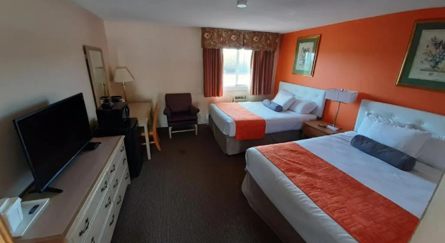 Четырёхместный номер Standard Howard Johnson by Wyndham Woodstock NB