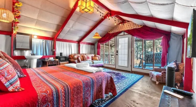 Bohemian Cabin: Hot-tub, Serene Retreat, Pet-friendly, 10-mins to Downtown!